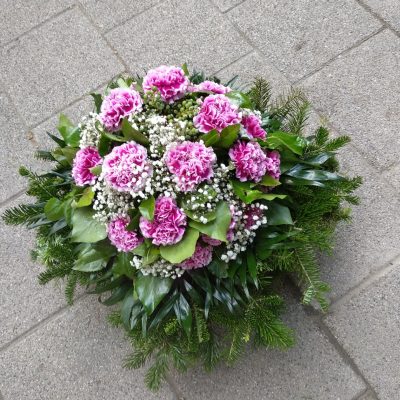 Koszorú rózsaszín szegfűvel