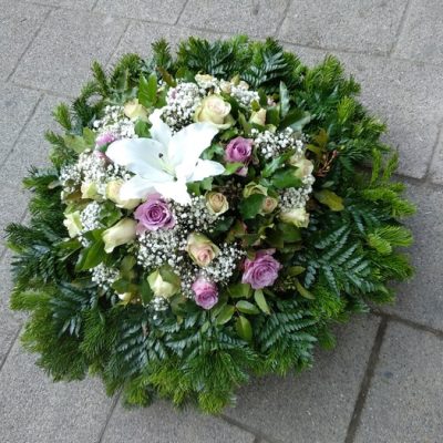 Domború koszorú liliommal és rózsákkal